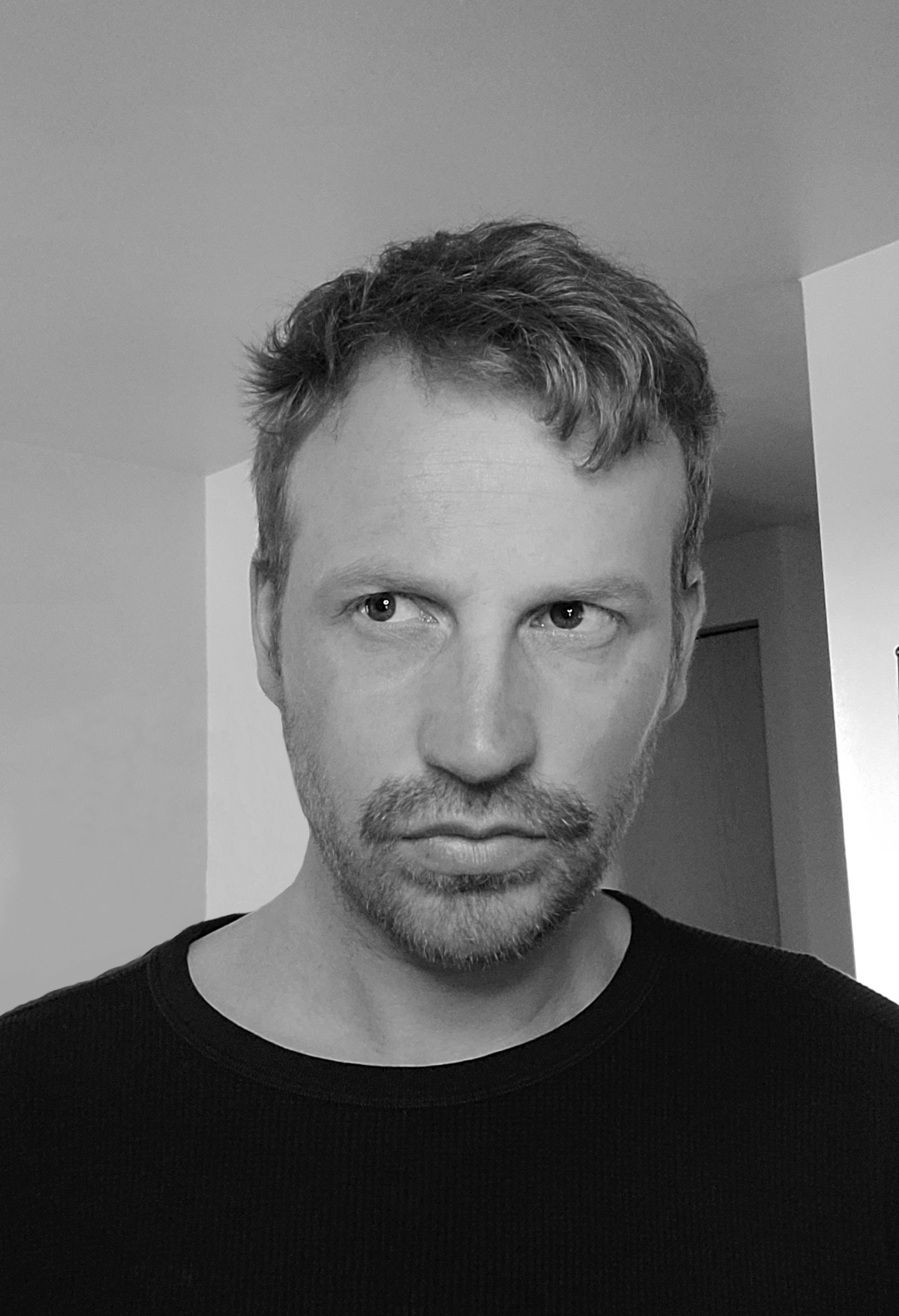 Black and white photo of copywriter and digital marketing expert Leo Parrill. He looks pretty nice!